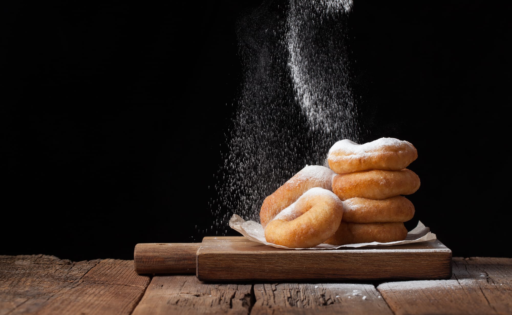 Donat sempurna dengan kulit berwarna keemasan yang merata, bentuk simetris, kelembutan yang pas, remah yang putih dan ringan